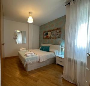 1 dormitorio con cama y ventana en Los Amantes de Teruel con Parking Privado Incluido, en Teruel
