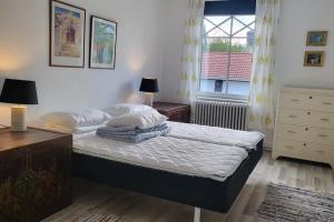 um quarto com uma cama e uma janela em Centralt i Mariestad em Mariestad