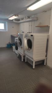 マリエスタードにあるCentralt i Mariestadの洗濯機3台付きランドリールーム