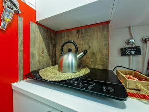 a tea kettle on top of a stove in a kitchen at Ｐｏｍｐｅｉ ｉｎ ｌｏｖｅ in Pompei