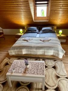 1 dormitorio con 1 cama grande y 1 mesa en GANCZ APARTMAN, en Sárvár