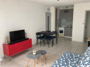 Televízia a/alebo spoločenská miestnosť v ubytovaní Le Petit Large T2 - vue sur mer