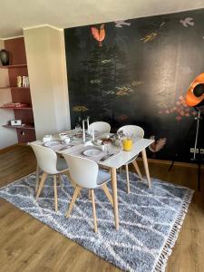 uma sala de jantar com uma mesa e cadeiras num tapete em Das Bergquartier - Ferienwohnung Rabenkopf em Oberau