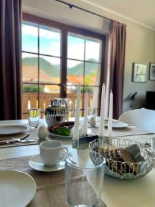 een eettafel met een tafel voor een maaltijd bij Das Bergquartier - Ferienwohnung Rabenkopf in Oberau