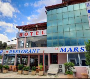 Hotel Marsil في Tepelenë: فندق عليه لافته على الواجهه