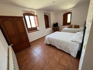 A bed or beds in a room at Hostal Villa el Colmenar