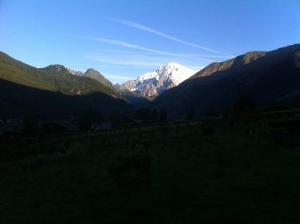 vista su una catena montuosa con montagne innevate di Mansarda a La Salle Echarlod a La Salle