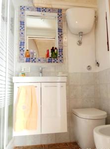 オストゥーニにあるCasina Tucciaのバスルーム(洗面台、トイレ、鏡付)