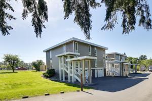 une maison modulaire avec allée et pelouse dans l'établissement Luxurious Tacoma Retreat with Quartz Countertops!, à Edgewood