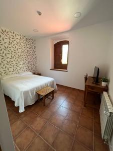 A bed or beds in a room at Hostal Villa el Colmenar