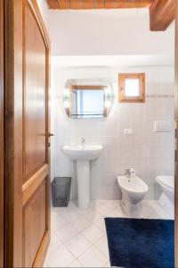 ein Bad mit einem Waschbecken und einem WC in der Unterkunft Olive House Tuscany in Calci