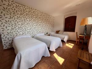 Postel nebo postele na pokoji v ubytování Hostal Villa el Colmenar + 16 fotografií