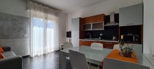 A kitchen or kitchenette at La Casa Verde Torbole