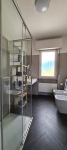 A bathroom at La Casa Verde Torbole Még 32 kép