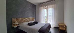 A bed or beds in a room at La Casa Verde Torbole