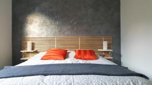 A bed or beds in a room at La Casa Verde Torbole