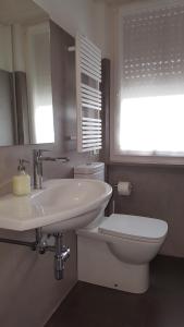 A bathroom at La Casa Verde Torbole