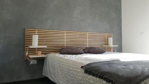 A bed or beds in a room at La Casa Verde Torbole