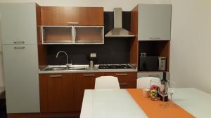 A kitchen or kitchenette at La Casa Verde Torbole
