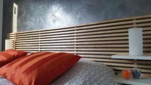 A bed or beds in a room at La Casa Verde Torbole