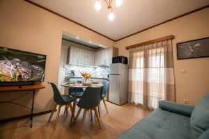 TV a/nebo společenská místnost v ubytování VILLA ALOLEA