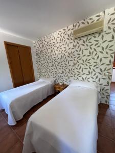 A bed or beds in a room at Hostal Villa el Colmenar