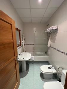 A bathroom at Hostal Villa el Colmenar