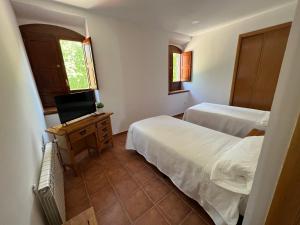 A bed or beds in a room at Hostal Villa el Colmenar