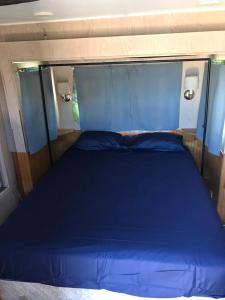 Un pat sau paturi într-o cameră la Caravan cerca del mar