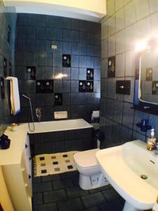 een badkamer met een toilet, een bad en een wastafel bij Riviera Mare in Varazze