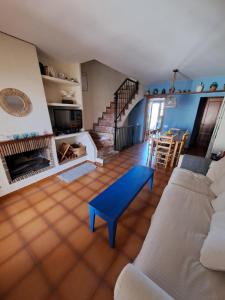 uma sala de estar com um sofá e uma escada em Casa apareada cerca de la playa em Torredembarra