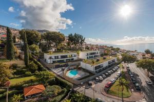 vista aerea di una città con un edificio di CASA DO MIRADOURO 5 by Heart of Funchal a Funchal