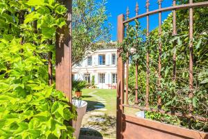 Vonkajšia záhrada v ubytovaní Bastide les Oréades - Villa de luxe