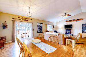 Gallery image of Harlequin Cabin in Sunriver +20 photos