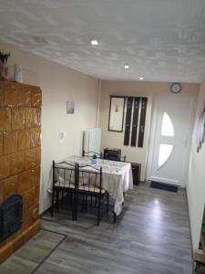 une salle à manger avec une table, des chaises et une cheminée dans l'établissement Rózsa vendégház, à Zirc