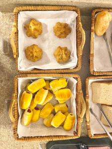 two baskets of food with oranges and other foods at Hotel Mendes Azevedo - próximo ao Araguaia Shooping, Rodoviária e a REGIÃO 44 - By Up Hotel in Goiânia