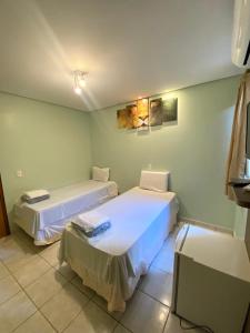 um quarto com duas camas num quarto em Hotel Mendes Azevedo - próximo ao Araguaia Shooping, Rodoviária e a REGIÃO 44 - By Up Hotel em Goiânia