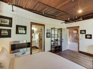 1 dormitorio principal con cama y techo de madera en Cartier Mansion, en Ludington