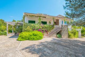 dom z podjazdem przed nim w obiekcie Villa Son Bibiloni w mieście Algaida