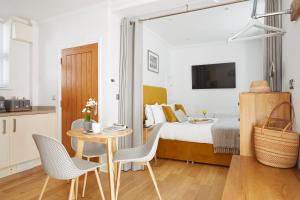 una camera con letto, tavolo e sedie di Shanklin Villa Aparthotel a Shanklin