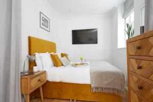 Un dormitorio con una cama con un bol de fruta. en Shanklin Villa, en Shanklin