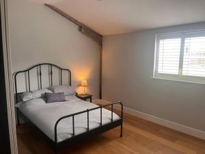 Un pat sau paturi într-o cameră la 2 Bedroom Barn Conversion