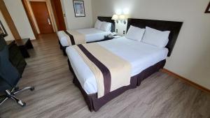 a hotel room with two beds and a television at Hotel Diego De Almagro Arica in Arica