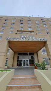 aartment building with the entrance to a hotel at Hotel Diego De Almagro Arica in Arica