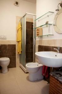 W łazience znajduje się umywalka, toaleta i prysznic. w obiekcie Cozy studio flat in Rome w Rzymie