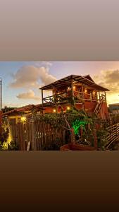 una casa de madera con una escalera que conduce a ella en Caraiva love house, en Caraíva