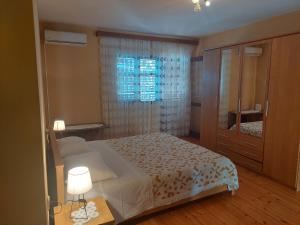 Un dormitorio con una cama grande y una ventana en Private Beach Apartment and rooms, en Brna