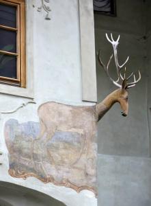 ein Gemälde eines Hirsches auf der Seite eines Gebäudes in der Unterkunft Dům U Jelena in Vimperk