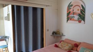 Posteľ alebo postele v izbe v ubytovaní Le Petit Ecrin, étonnante cabane à 80 m de la mer