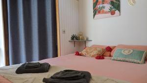 Posteľ alebo postele v izbe v ubytovaní Le Petit Ecrin, étonnante cabane à 80 m de la mer